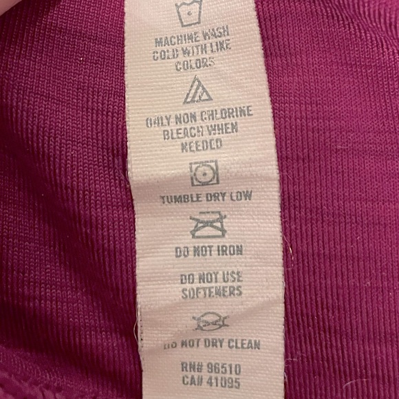 Magenta Under Armour Long Sleeved Turtleneck Top, Sz M - Picture 7 of 7